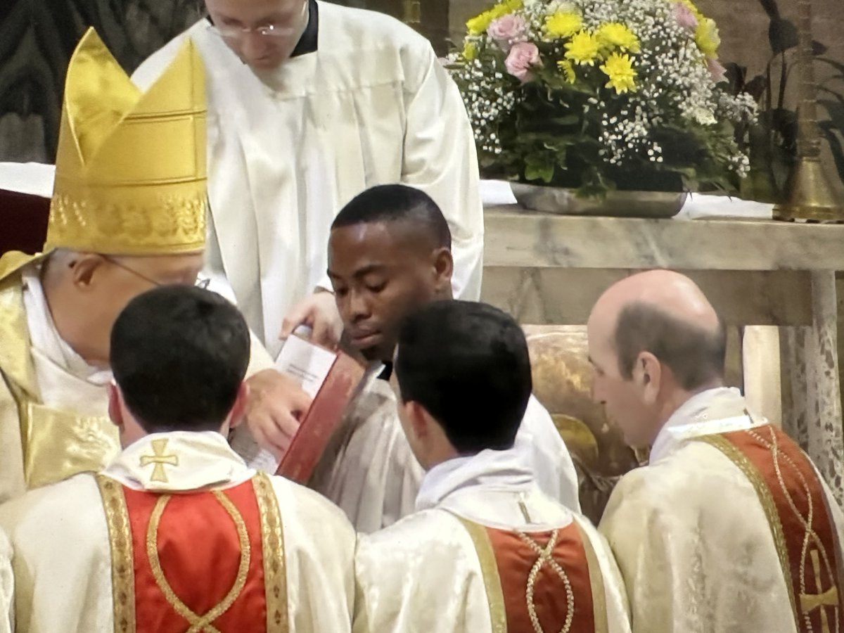 obtdr's tweet photo. Mi compañero de muchos años de la redacción de @DiariodeNavarra  @javiermarrodan ya es sacerdote! me ha emocionado seguir la ceremonia de su ordenación aunque fuera desde la distancia. ¡Enhorabuena y gracias! https://t.co/v1Gf6zYSpm