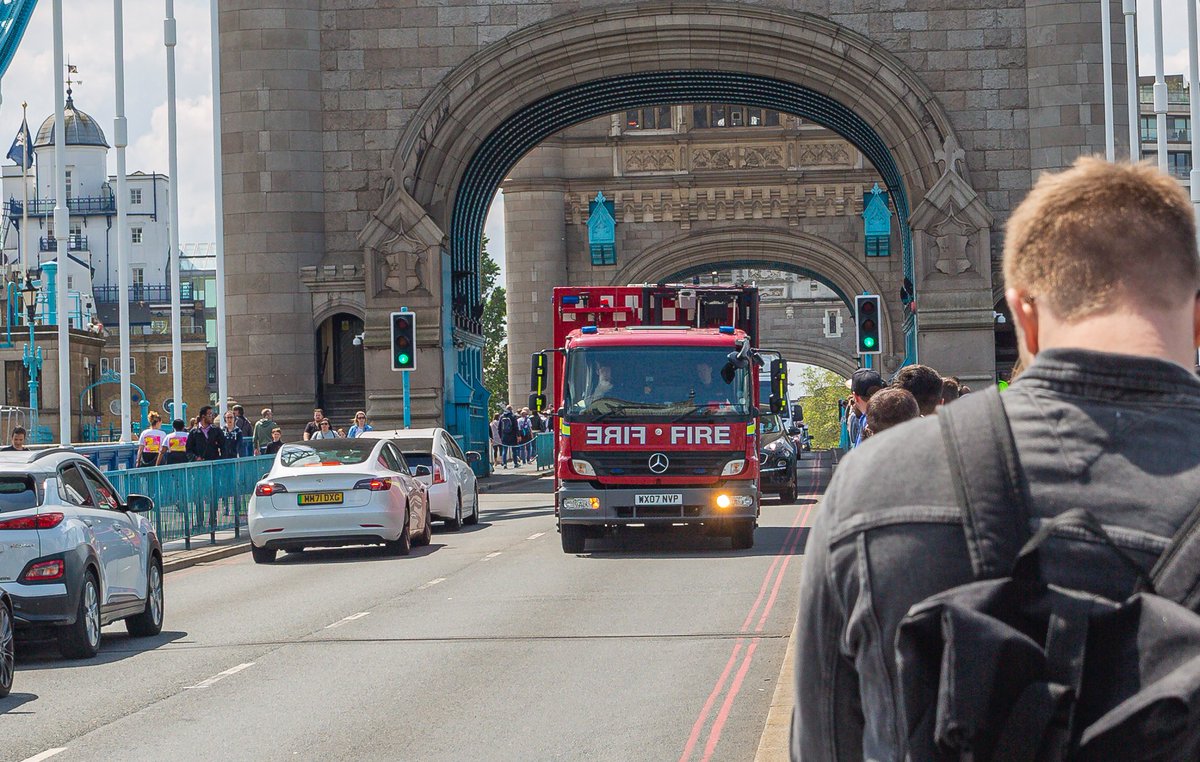 ScottWJ01's tweet photo. #CSU4 @LondonFire Command Unit from #E34 Dockhead #responding over Tower Bridge https://t.co/omYh2u5Ine