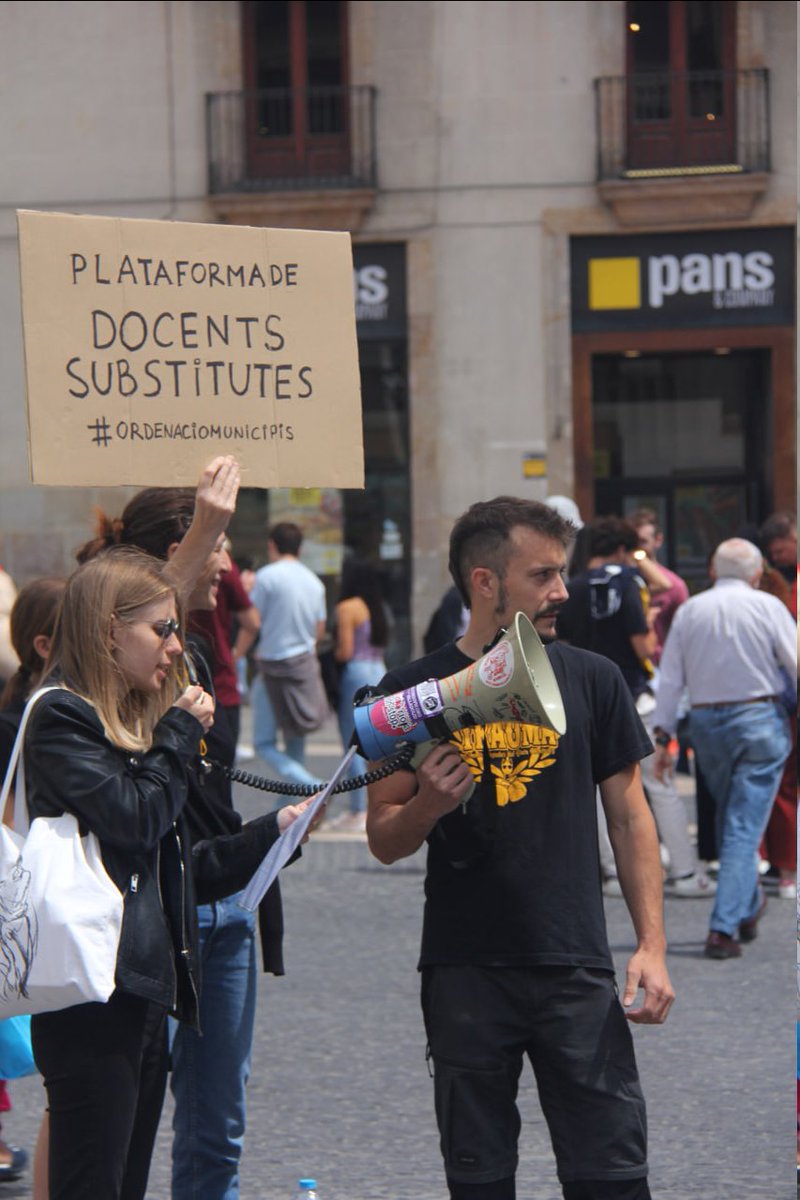 OxMunicipis's tweet photo. Avui la PDSOM ens hem reunit a Plaça Sant Jaume per fer sentir les nostres veus i exigir que el Departament d'Educació retiri l'actual imposició de la tria mínima comarcal a la borsa docent. #ordenaciomunicipis
@JosepGCambray 
@educaciocat
#nocallarem
https://t.co/kbqeOHHIMO https://t.co/H3WsRG2Qkb