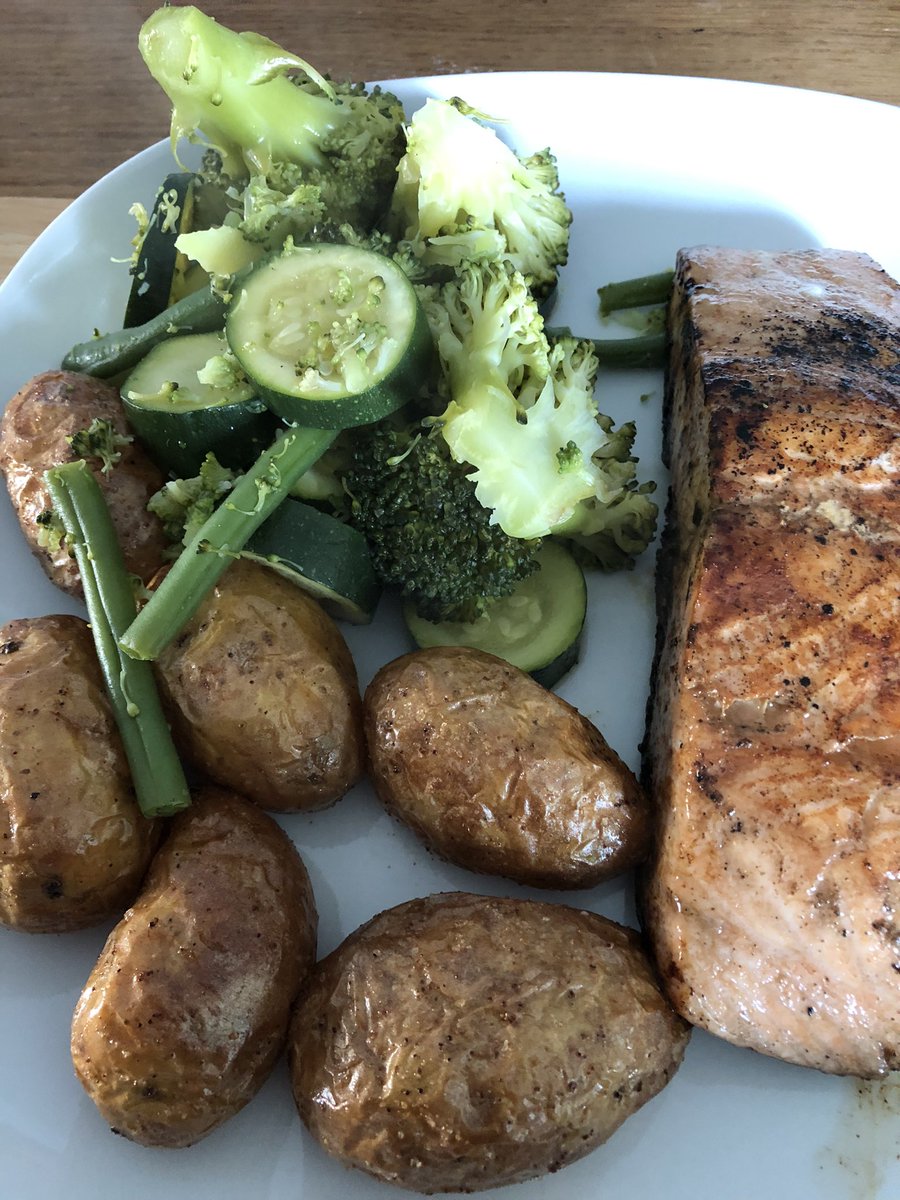 Saturday dinner time 🤩 salmon, vegs and air fried new potatoes🤩 trying to lose the belly inches 🙏 what you having ? #Saturdaydinner #menshealth #healthyfood #wales