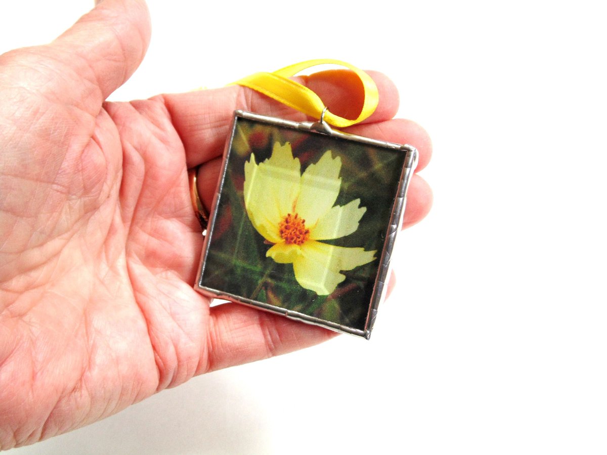 stndglass's tweet image. Yellow Coreopsis flower picture ornament, stained glass Summer gift decoration, mini wall art tuppu.net/9f9bc193 #Etsy #suncatcher #DesignsStainedGlass #PictureOrnament