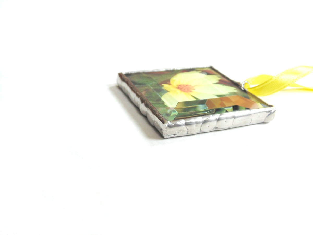 stndglass's tweet image. Yellow Coreopsis flower picture ornament, stained glass Summer gift decoration, mini wall art tuppu.net/9f9bc193 #Etsy #suncatcher #DesignsStainedGlass #PictureOrnament