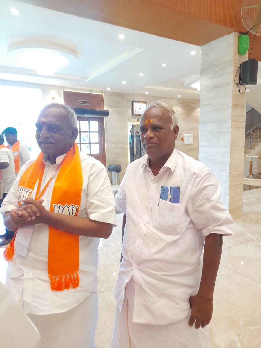 Datchanamoothy's tweet photo. புதுச்சேரி பாரதிய ஜ���தா கட்சியின் மாநில செயற்குழு கூட்டத்துக்காக வருகை தந்த முன்னாள் மத்திய அமைச்சர் திரு. அண்ணாச்சி @PonnaarrBJP  அவர்களை மரியாதை நிமித்தமாக சந்தித்த தருணம்.....

@blsanthosh @BlrNirmal @ANamassivayam @ShriSamiNathan @BJP4Puducherry @BJP4India @RSSorg @BJPLive https://t.co/hXcJvaLJcp