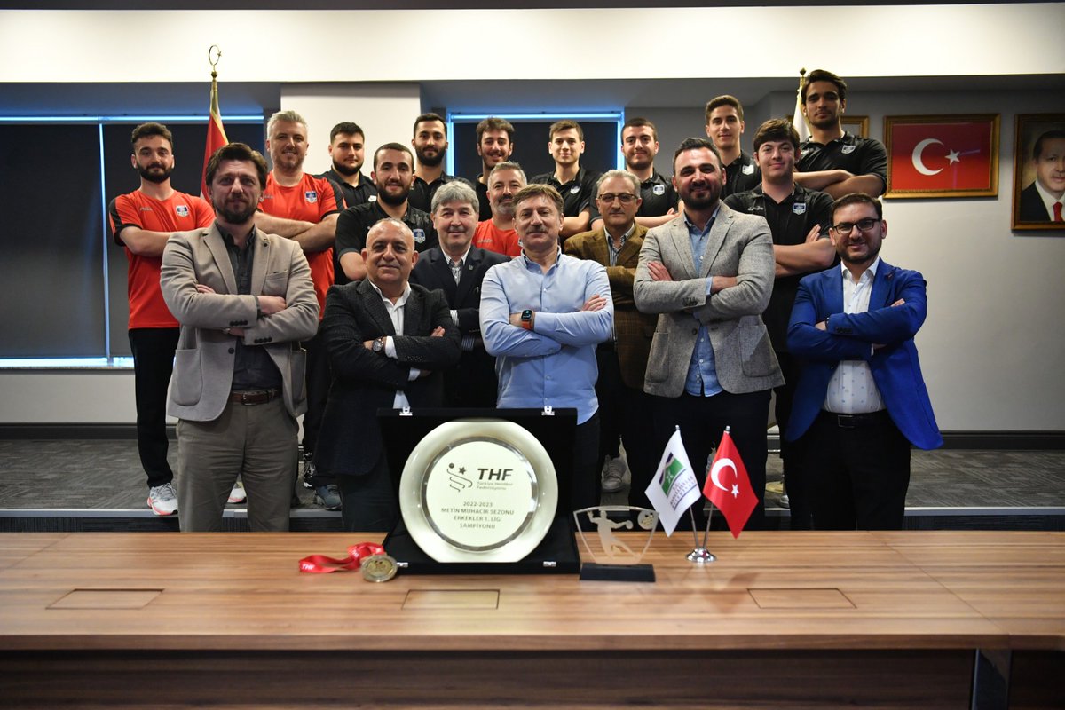 DrHakanBahadir's tweet photo. Hentbol Erkekler 1. Ligi'nde şampiyon olup Süper Lig'e yükselen Bahçelievler Belediye Spor Kulubümüzün Hentbol takımı ile bir araya geldik. 🏆

Seneye inşallah Süper Lig'de de nice başarılara imza atmak dileğiyle... 👍 https://t.co/sGYkAcDFLm