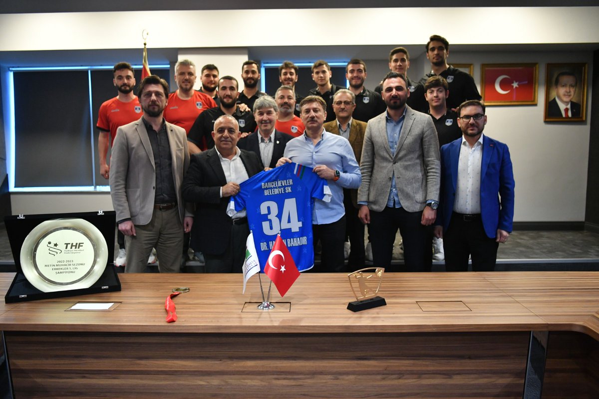 DrHakanBahadir's tweet photo. Hentbol Erkekler 1. Ligi'nde şampiyon olup Süper Lig'e yükselen Bahçelievler Belediye Spor Kulubümüzün Hentbol takımı ile bir araya geldik. 🏆

Seneye inşallah Süper Lig'de de nice başarılara imza atmak dileğiyle... 👍 https://t.co/sGYkAcDFLm