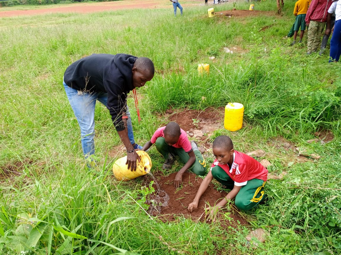 Vinnysdg13's tweet photo. Most definitely, one vital importance of #trees to our #ecosystems is  temperature modification, thus creates microclimate conditions ,
Let embrace tree planting to fight against climate change.  #Towardsgogreen 🍏#sdg13 #WorldEnvironmentDay2023 #climateaction4life  #eayn https://t.co/gGJBMhOza6