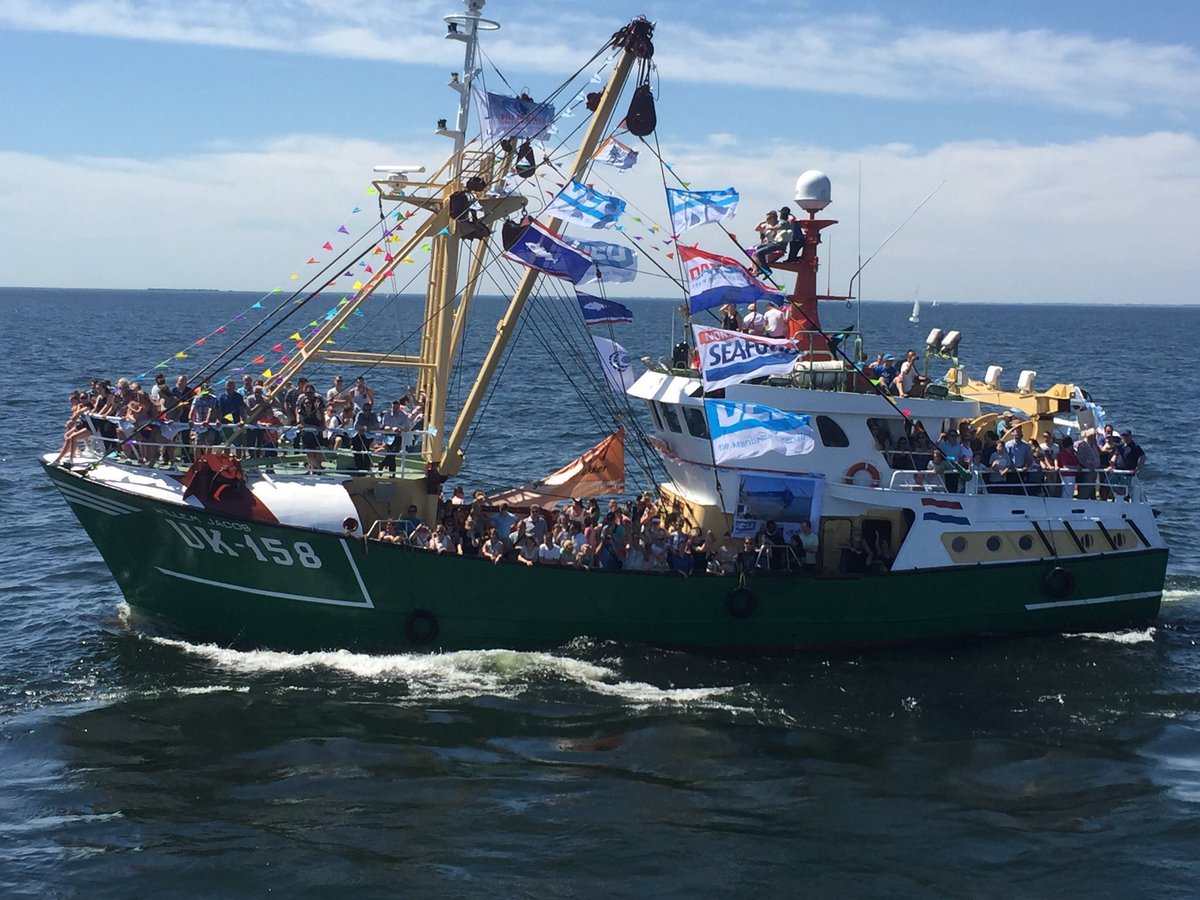 Zaterdag na Hemelvaartsdag was om de 2 jaar vlaggetjesdag op Urk vaste prik voor ons: Deze foto is van 6 jaar geleden. Wat is er dan veel veranderd. Nu is het de tijd niet meer voor feestelijkheden. De vele kotters die saneren spreken voor zich. En zijn er veel onzekerheden.