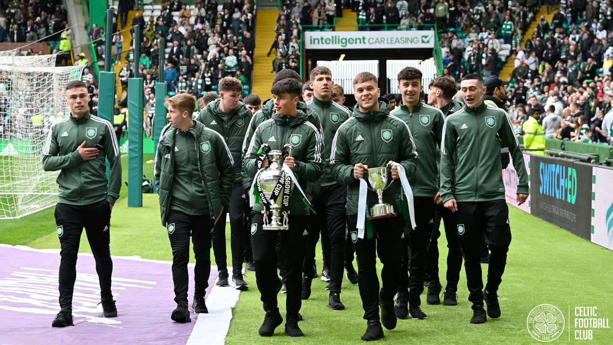Your #GlasgowCup and #ScottishYouthCup winners! 🏆

👏 Following their cup final successes earlier this month, the #CelticFCB and U18s squad paraded their trophies at Paradise this afternoon.

<a href="/CelticFCAcademy/">Celtic FC Academy</a> | #COYBIG🍀