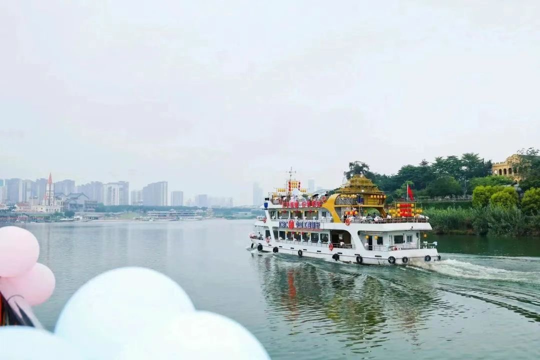 amazingnanning's tweet photo. “Loving in Nanning” group wedding party was held on a pleasure boat cruising on the Yongjiang River. 56 new couples were on board and enjoyed the view of the Yongjiang River on the boat. #wedding #China #boatwedding #groupwedding https://t.co/ylTWXfM4hq