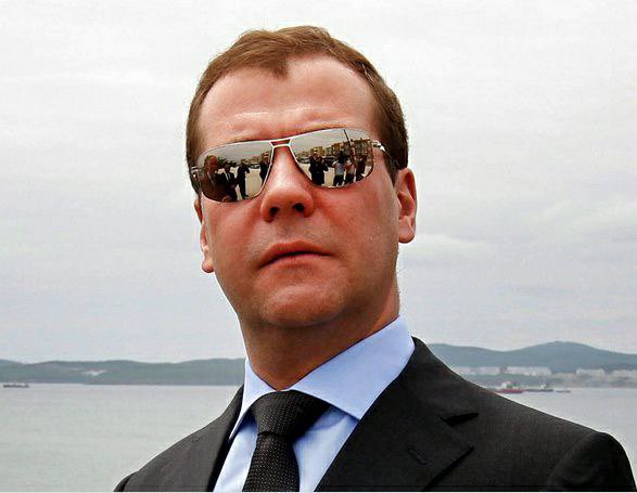 Medvedev abim Elon’a çivi çakar gibi çakmış. 😈