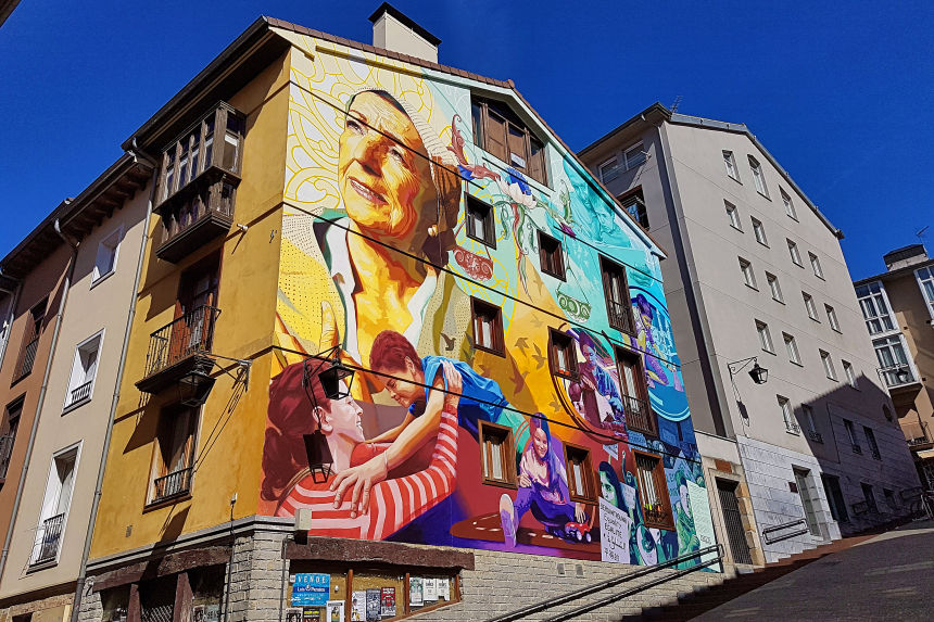 mapaymochila_'s tweet photo. Vitoria es una ciudad "verde" ♻, pero debido a sus #murales, es una ciudad multicolor. ¿Conoces el proyecto comunitario y participativo de #LaCiudadPintada?. Descubre porque #VitoriaGasteiz es una auténtica galería de arte al aire libre #StreetArt #imvg https://t.co/OWd2Tb3a22 https://t.co/mFW4vyVSQJ