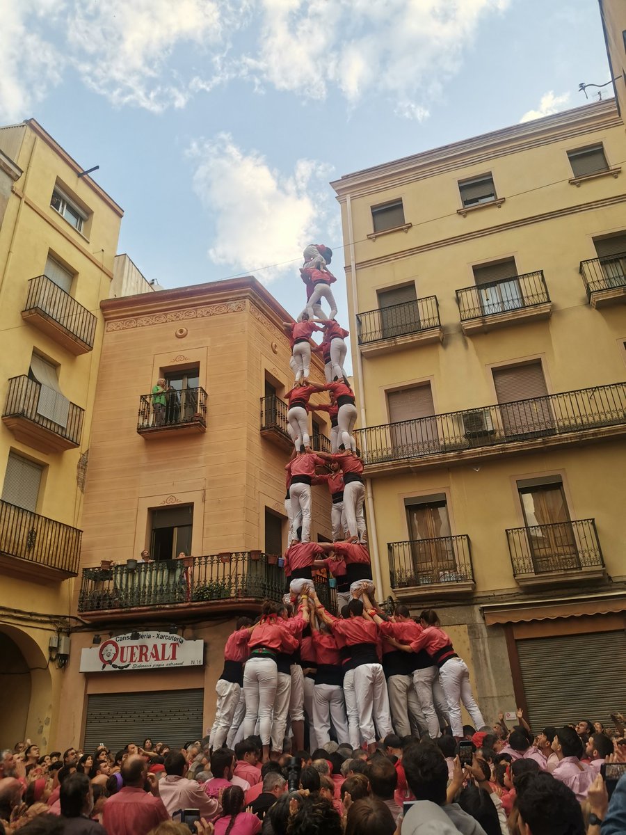 vigolet's tweet photo. El primer de la temporada #4d9f @collavella Diada de Sant Isidre a #Valls 
#castelleres #castellers #cvxv #brutal https://t.co/iYMcESIF1E