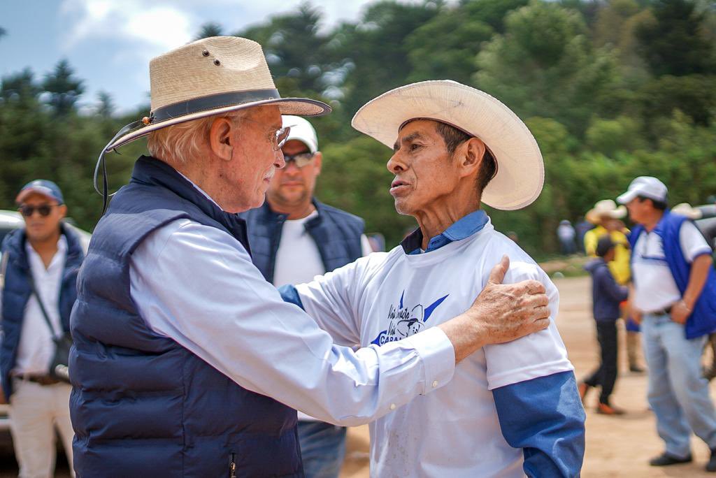 Edmondmulet's tweet photo. Llegando a Jalapa, nuestro compromiso es escucharlos y ser la voz de cada guatemalteco.  Nada ni nadie nos va a detener, seguiremos trabajando por la transformación de #Guate. #PalabraDeMulet #HagamosLoCorrecto #SomosGenteCabal #TabletsGratis https://t.co/hZkptyzyTx