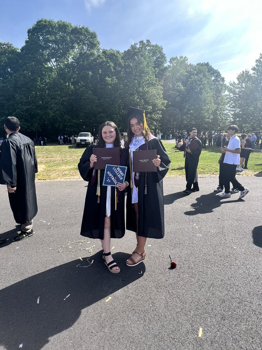 IssabellaMar8's tweet photo. Out with the old, and in with the new

No longer a Chancellor Charger and now am a Winthrop Eagle! https://t.co/V00a8NkLRk