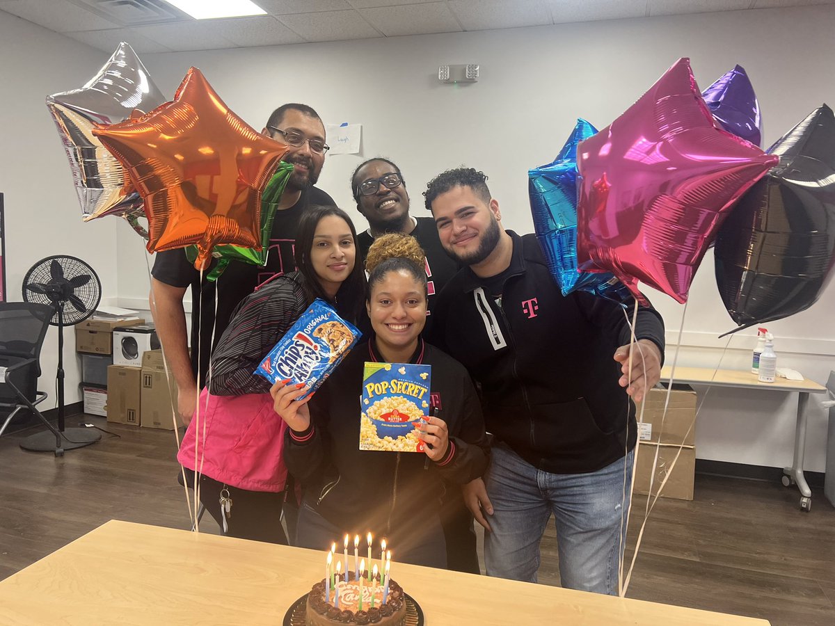 Jeremy_tmo's tweet photo. Happy 4 year magentaversary to Karla! 🥳🎈 https://t.co/jvZNFESaVe