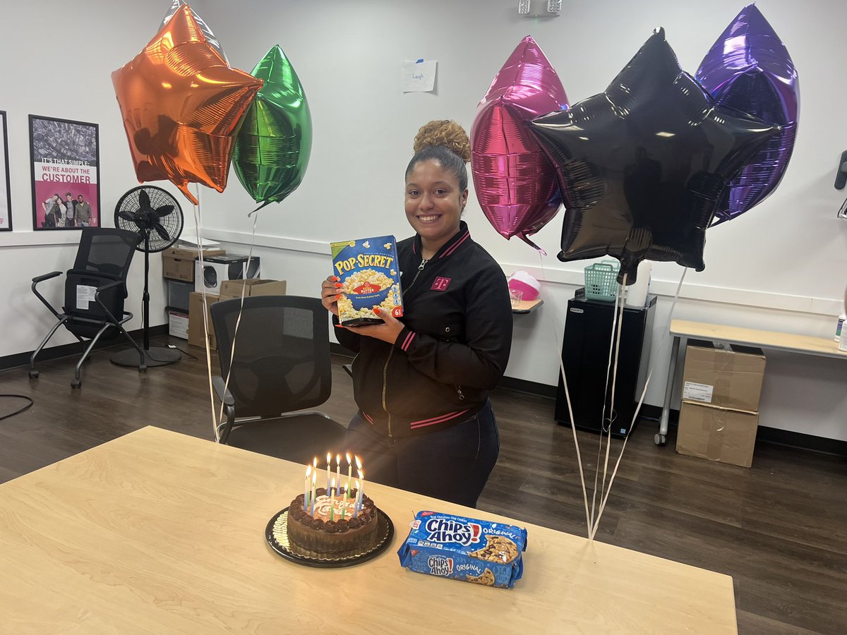 Jeremy_tmo's tweet photo. Happy 4 year magentaversary to Karla! 🥳🎈 https://t.co/jvZNFESaVe