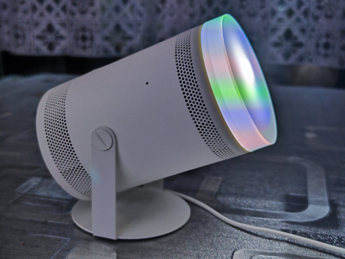 TECHNOSenior1's tweet image. Samsung The Freestyle to przenośny #projektor, który jest odpowiedzią Samsunga na potrzeby konsumentów w zakresie mobilnej rozrywki.

#samsungthefreestyle
#testwłasny
@SamsungPolska 

techno-senior.com/2023/05/20/tes…