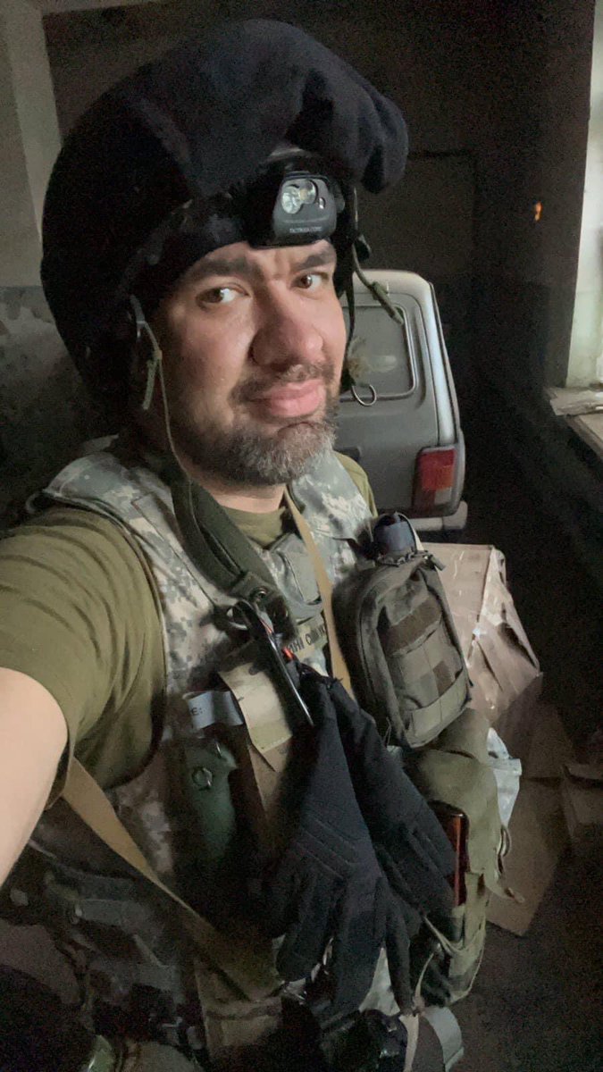ozanichkovsky's tweet photo. Цей військовослужбовець був на фронті, щоб оте чудо могло їздити по Європі і фоткатись з яхтами. https://t.co/0mh1KlZ7kU