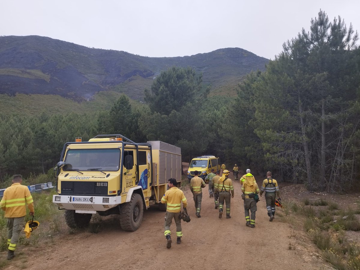 danielcorchero1's tweet photo. Mis compañeros de plan INFOCAM, trabajando en otra comunidad autónoma, Cáceres se que os aplauden, enhorabuena compañeros , no salimos en la TV, pero sois los mejores, BOMBEROS FORESTALES 👏👏👏👏👏👏 https://t.co/3xDsIP0M0Y