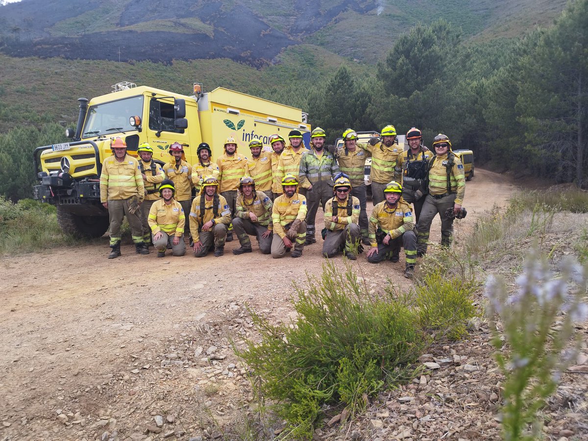 danielcorchero1's tweet photo. Mis compañeros de plan INFOCAM, trabajando en otra comunidad autónoma, Cáceres se que os aplauden, enhorabuena compañeros , no salimos en la TV, pero sois los mejores, BOMBEROS FORESTALES 👏👏👏👏👏👏 https://t.co/3xDsIP0M0Y