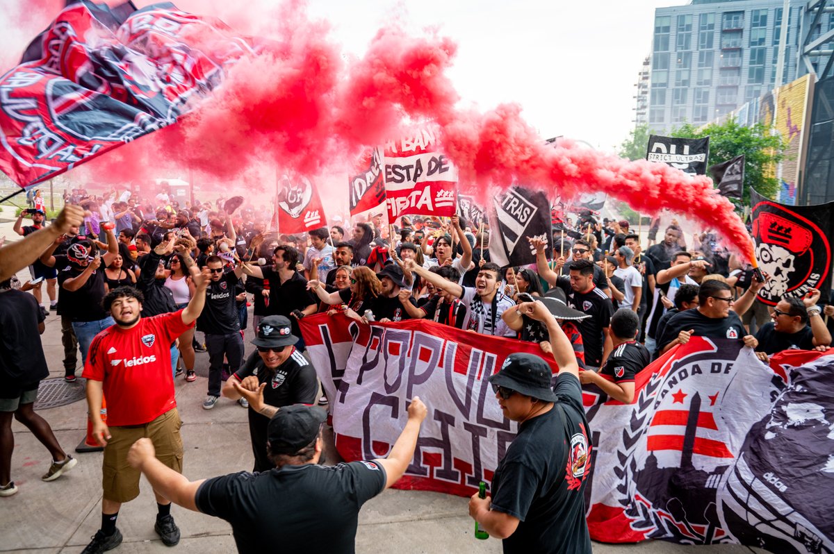 dcunited's tweet photo. PASSION 🖤❤️ https://t.co/2QQgWOx4EK