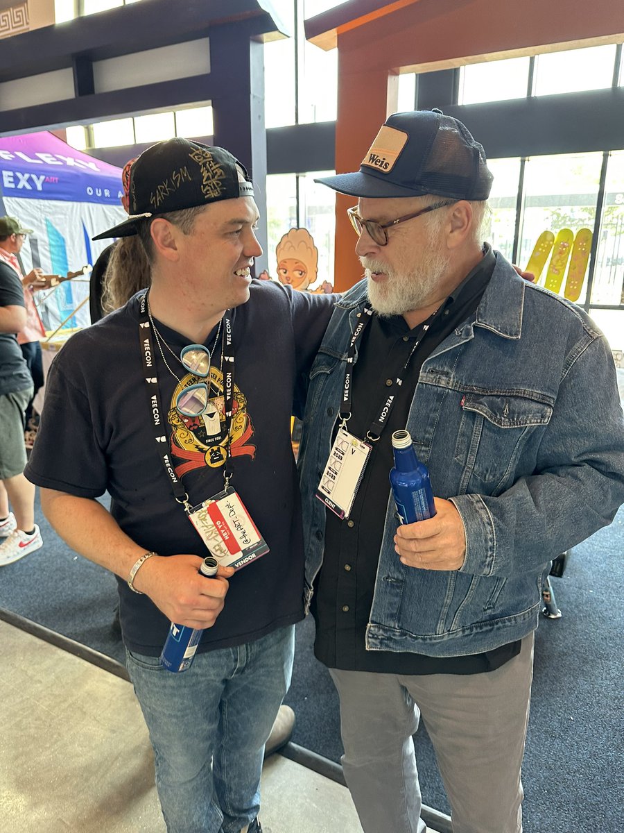 A pleasure meeting <a href="/GabrielJWeis/">Gabe Weis</a>’s parents 🤍 at <a href="/veecon/">VeeCon</a> 

#ArtWins #nftcommunity #nftartists