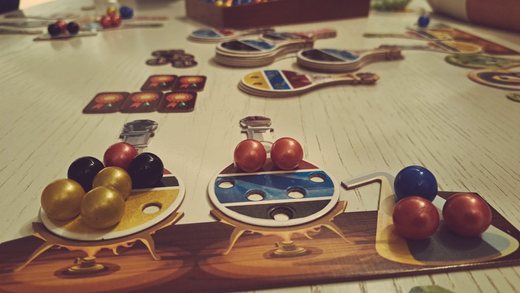 Sibi30015224's tweet photo. Und wir haben heute gleich nochmal #PotionExplosion auf den Tisch gebracht. Es macht einfach Spass. So zugänglich, spielt sich relativ flott aber ist gar nicht so seicht. Die Kettenreaktionen sind spassig. Bin "late to the Party" aber der Kauf hat sich auf jeden Fall gelohnt! 😃 https://t.co/ff2n7gnSNJ