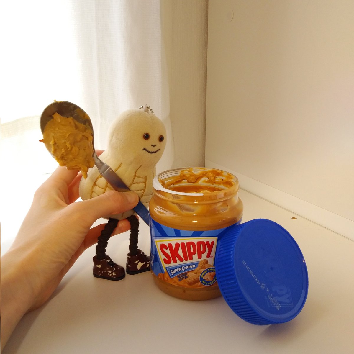 datsu_msg8's tweet photo. パンに塗らずにこのままペロペロする派のピーナツくん
#ハンドメイド #datsu #ぬいぐるみ #ぬい撮り https://t.co/a8TJuICc5S