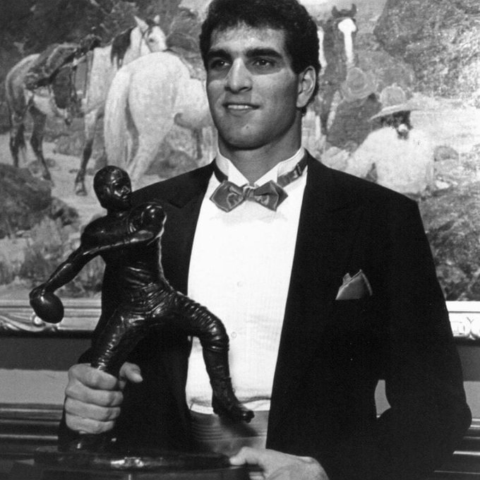 NYMadeFootball's tweet photo. A Look Back: Vinny Testaverde Heisman
In 1986- Sewanhaka HS alum (Floral Park NY) Vinny Testaverde won the Heisman Trophy as the QB for the Miami Hurricanes.
🔸Testaverde's stat line: 2,557 yards & 30 TDs #NYmade #NYfootball #Heisman #Testaverde https://t.co/J76A1e1Ve7