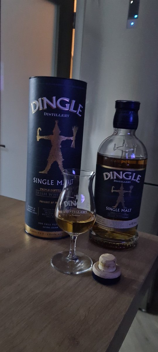 A drop of @DingleWhiskey Single Malt is next up #SaturdayNightSip #WorldWhiskeyDay