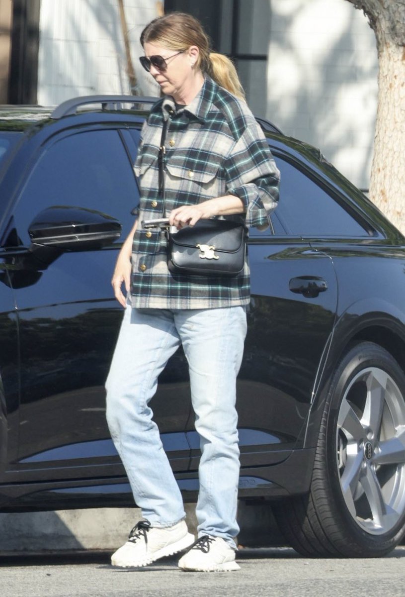 {NEW} Ellen Pompeo yesterday (19)
in Studio City, CA! ❤️