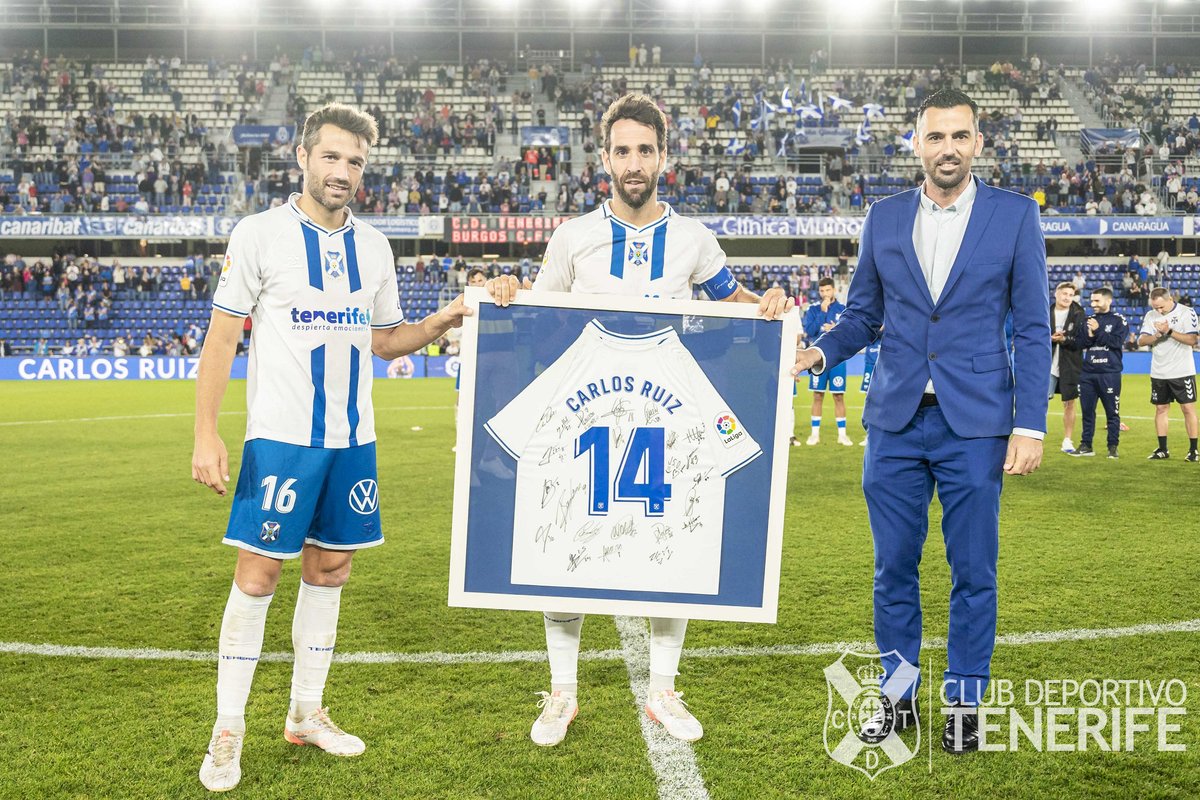 CDTOficial's tweet photo. 𝗚𝗿𝗮𝗰𝗶𝗮𝘀 𝗽𝗼𝗿 𝘁𝗮𝗻𝘁𝗼, @carlosruiz14_ 🏴󠁧󠁢󠁳󠁣󠁴󠁿

El tinerfeñismo realiza un emotivo reconocimiento al 1⃣4⃣ #blanquiazul, con una sentida despedida en el #HRL. Un chicharrero de 💙.

#CarlosRuizBlanquiazul https://t.co/O3UUnFB5Zf