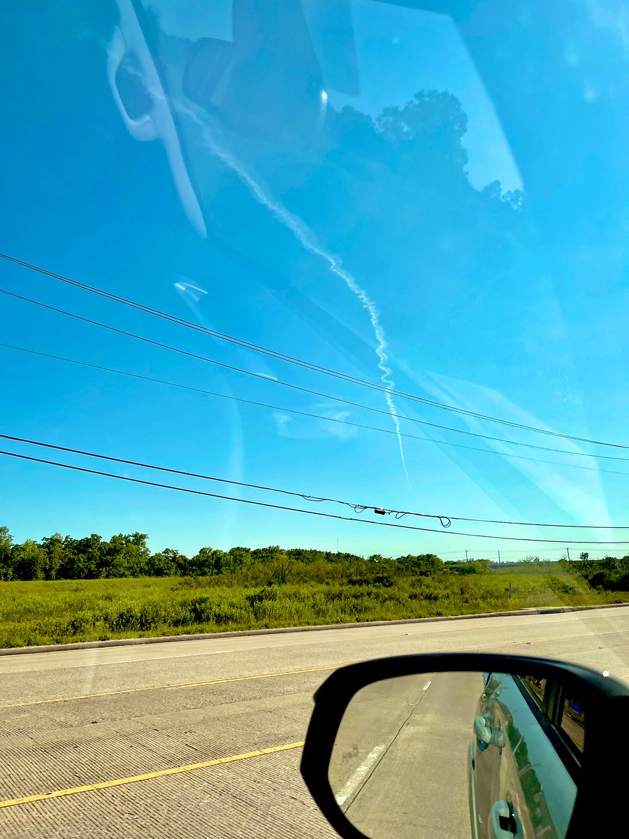 AmandaGMama's tweet photo. Totally normal #flightpattern OR #cloudformation 
straight. down 🙄 #Dickinson #Texas https://t.co/UAJuRclVUT