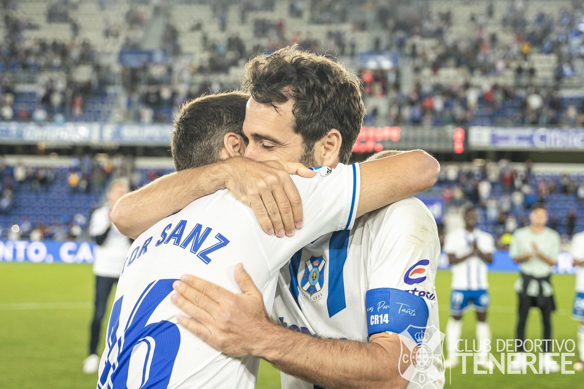 CDTOficial's tweet photo. 𝗚𝗿𝗮𝗰𝗶𝗮𝘀 𝗽𝗼𝗿 𝘁𝗮𝗻𝘁𝗼, @carlosruiz14_ 🏴󠁧󠁢󠁳󠁣󠁴󠁿

El tinerfeñismo realiza un emotivo reconocimiento al 1⃣4⃣ #blanquiazul, con una sentida despedida en el #HRL. Un chicharrero de 💙.

#CarlosRuizBlanquiazul https://t.co/O3UUnFB5Zf