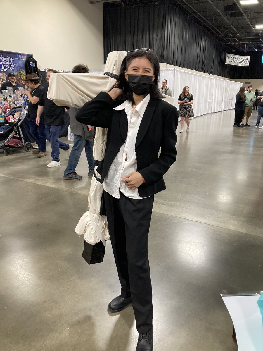 akkariot's tweet photo. This amazing Wolfwood cosplayer at MCCC autographed my copy of Time War. Thanks Jace, you're a legend 🙏#MotorCityComicCon #TRIGUN https://t.co/i3LyPEbrAj
