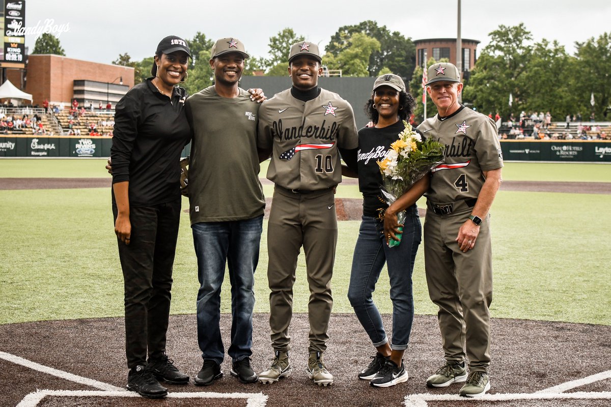 VandyBoys's tweet photo. Wrapping up Senior Weekend at The Hawk.

#VandyBoys | #AnchorDown https://t.co/FqnL90wa3I