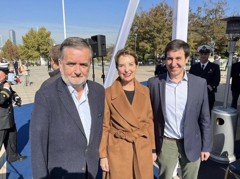Agradezco la invitación de <a href="/MuniVitacura/">Municipalidad de Vitacura</a> a estar presente en el desfile por la conmemoración de las #GloriasNavales. Gran despliegue de uniformados y civiles en una fecha tan relevante de nuestra historia.