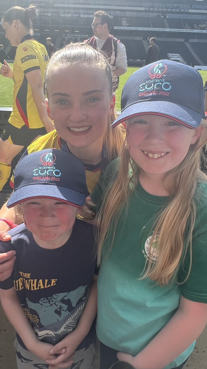 ruckdos's tweet photo. @PoppyAliceWils Amazing performance today! And thanks for the pic, the kids were buzzing!!! 💛🐝 https://t.co/q3cct1XlVd