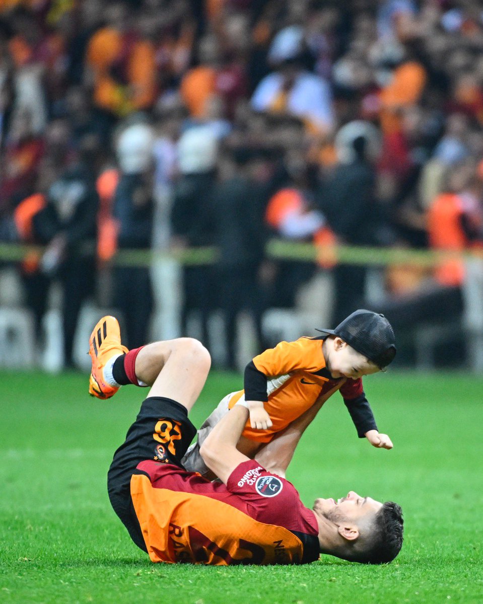 GalatasaraySK's tweet photo. Aile! 🥰

#GSvSVS https://t.co/0WQbdzxj00