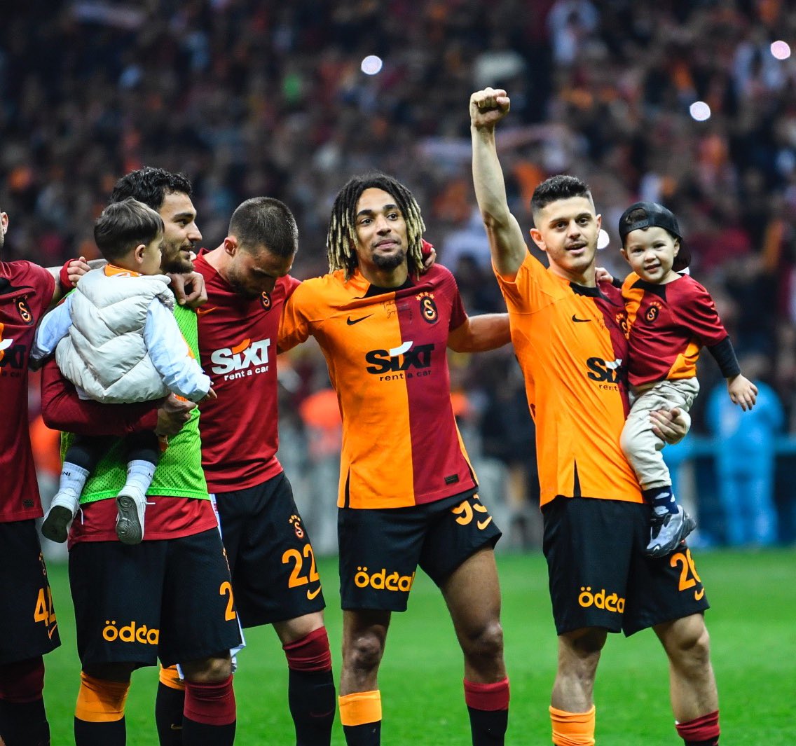 GalatasaraySK's tweet photo. Aile! 🥰

#GSvSVS https://t.co/0WQbdzxj00