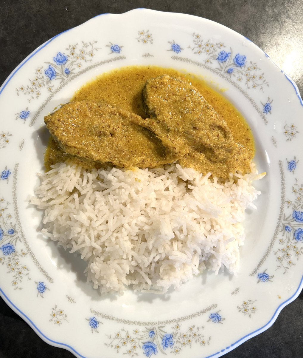Dinner time! Shorshe Ilish - hilsa in a mustard sauce. #bangladeshifood #bengalifood