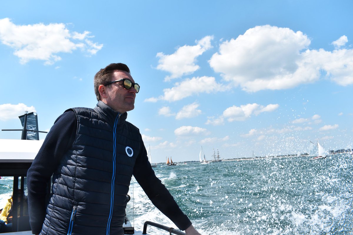 dlappartient56's tweet photo. Avec plus d'un millier de bateaux traditionnels et classiques venus du monde entier, les flottilles et les vieux gréements se retrouvaient cet après-midi, pour défiler sur le Golfe lors de la Grande Parade de cette 12ème édition de La Semaine du Golfe du Morbihan. ⛵ https://t.co/LccXAkiyjW