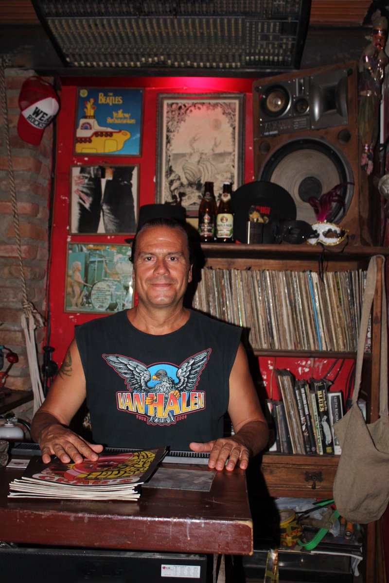 A33REVOLUCIONES's tweet photo. Recomendado ⁦@crabsbar⁩ en Santa Marta,  🇨🇴 Rock, Hard Rock!!! 

En la foto Oscar, el dueño del lugar, que en los inicios del bar primero estaba en Bogotá. https://t.co/H9P3ByjUGu