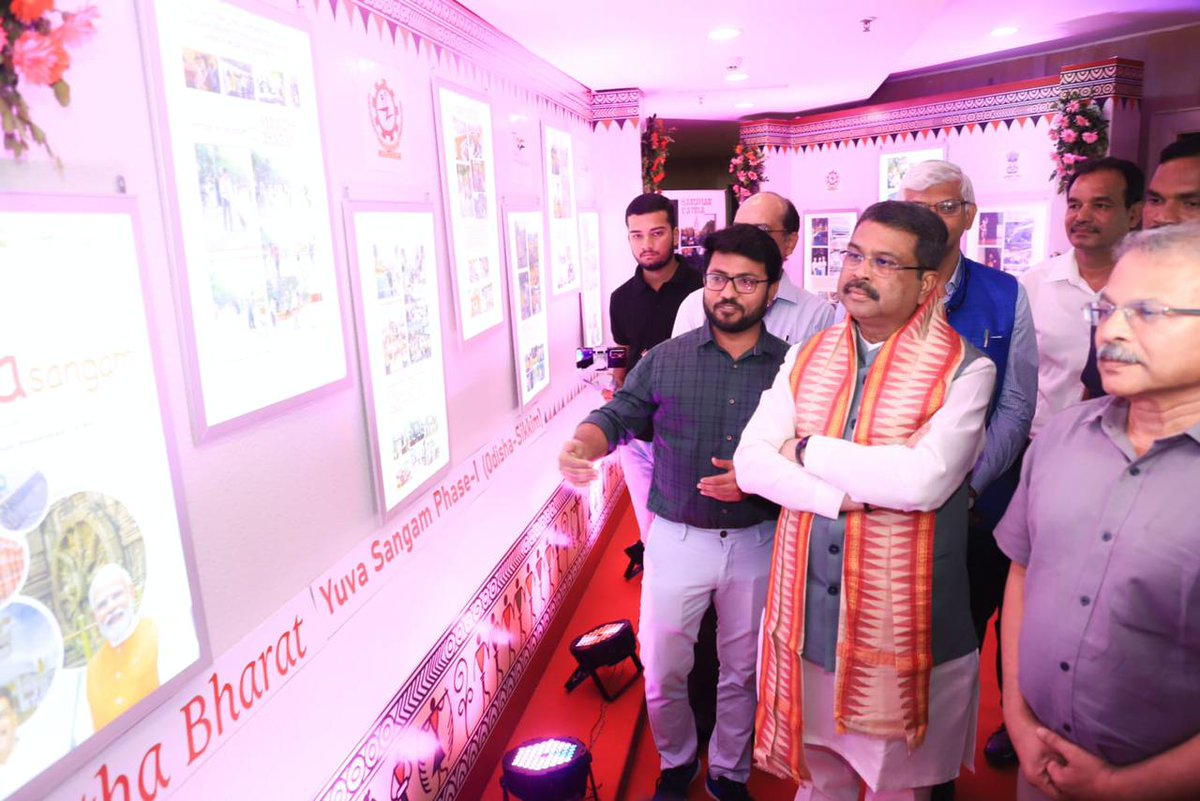 EduMinOfIndia's tweet photo. Hon'ble Education Minister Shri @dpradhanbjp had a remarkable experience participating in the Yuva Sangam (Phase 2) program today in Bhubaneswar. He met talented students from Rajasthan and Odisha, witnessing the exchange of their rich cultural and intellectual heritage. https://t.co/ogzsOUAiki