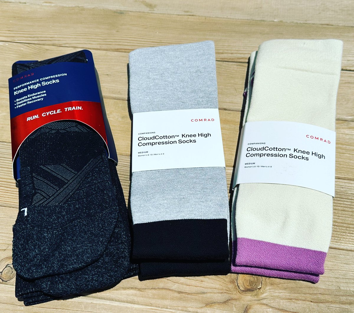 Sampling these #kneehigh #compressionsocks via @ComradSocks 🧦. These offer great support for #alldaycomfort & help to prevent foot odor. #amreviewing #genderneutral #wearablewellness #sockswithbenefits #moisturewicking #blisterresistant #performance #athletelife #athletetraining