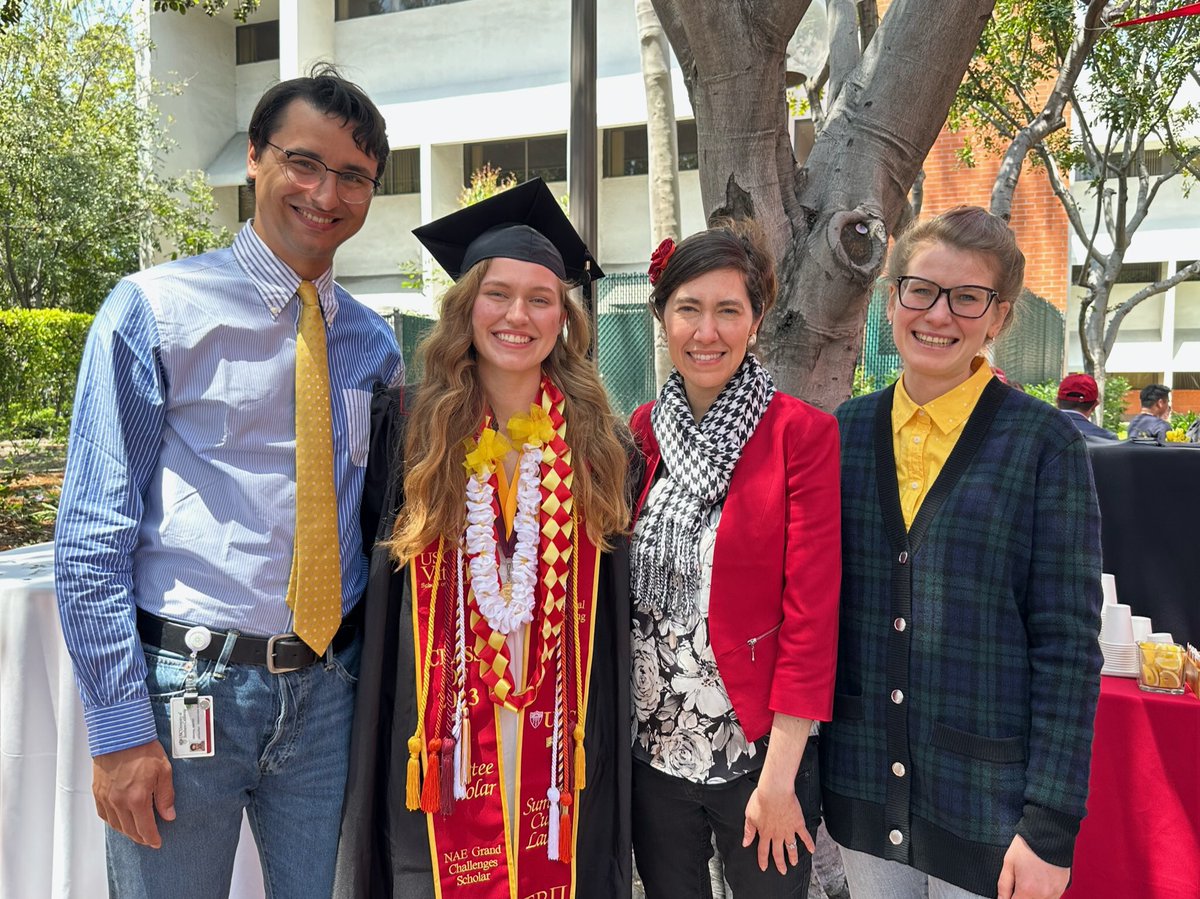 EreminaOE's tweet photo. And just like that, our very own Sarah Schaefer has graduated! Now she is on to the next adventure, stay tuned!
#USCGraduation #graduation2023 #USCGrad2023 #USCBME #proudmentor https://t.co/Dz9dOtmJrq