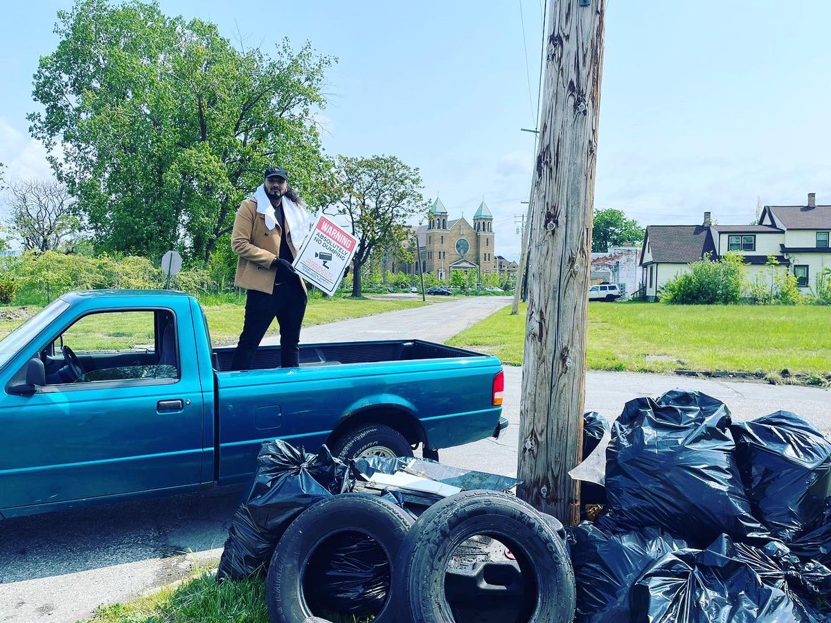 corecitystrong's tweet photo. The incredible #GrandRiverBlockClub had an amazing #MotorCityMakeover day today! 50 people turned up, tons of flowers were planted, 63 tires were picked up, 8 blocks were covered, and hugs were shared. What an amazing community we have!
Congrats, Grand River #CoreCity! https://t.co/R4nUVjHds6