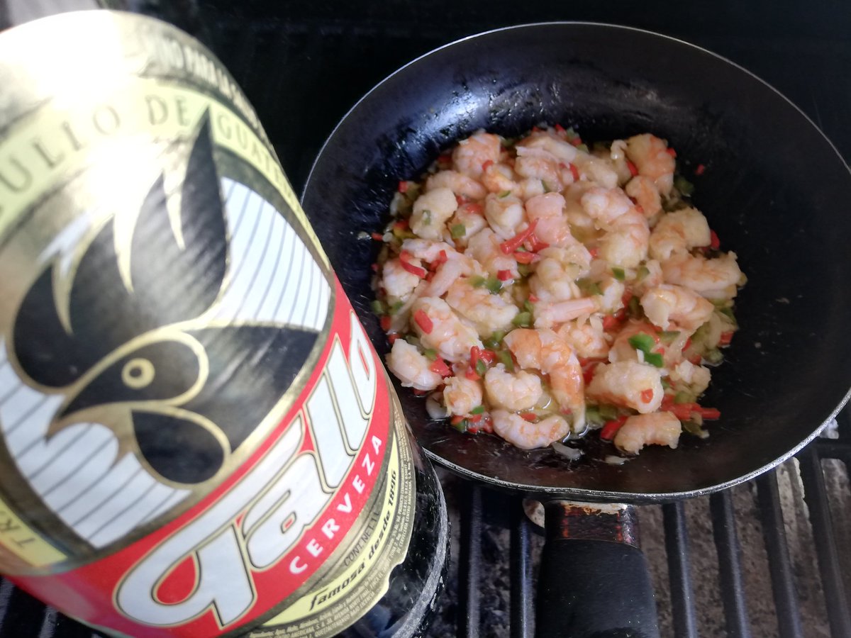 Garlic shrimp with jalapeños and red peppers, garlic &amp; onions. (first try Saturday) dont have an iron cast but this old pan never let me down!! 🔥🔥🔥🔥🔥 Lager Gallo 40s beer &amp; wutang got mah back on this one!! Smell amazing not gonna lie!! 👐🏿🐝🐝 Wish y'll a great weekend!! 🍻