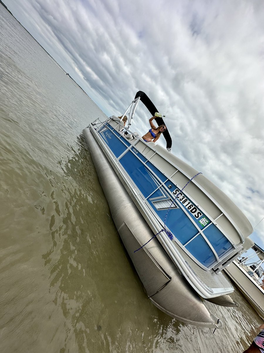 Decided to bring out 10 friends on a pontoon for the day. Long live <a href="/boatsetter/">Boatsetter</a> 🤙🏽