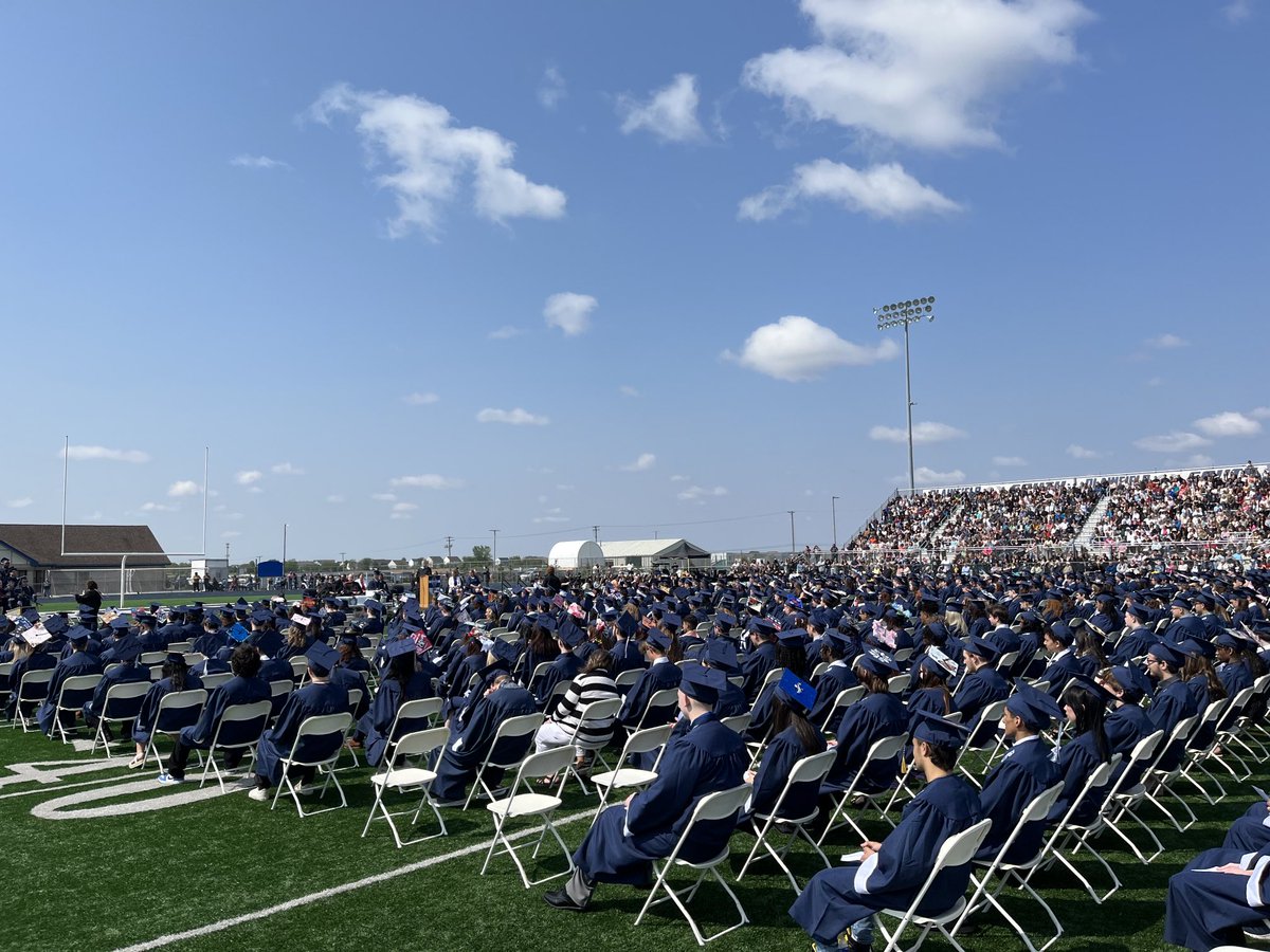 bwittenkeller's tweet photo. Beautiful day, congrats seniors!  #cougarculture https://t.co/HlWJTmvNxM